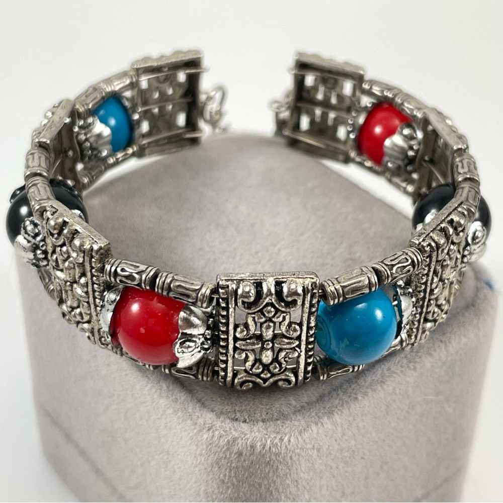 Beautiful Unsigned Silver Tone Blue Red Black Acrylic Beaded Bangle Bracelet